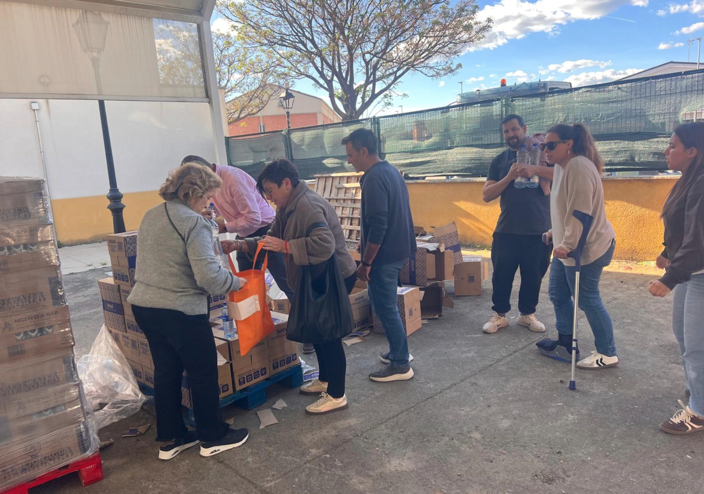 Alovera reparte 10.000 litros y restablece el suministro durante el martes.